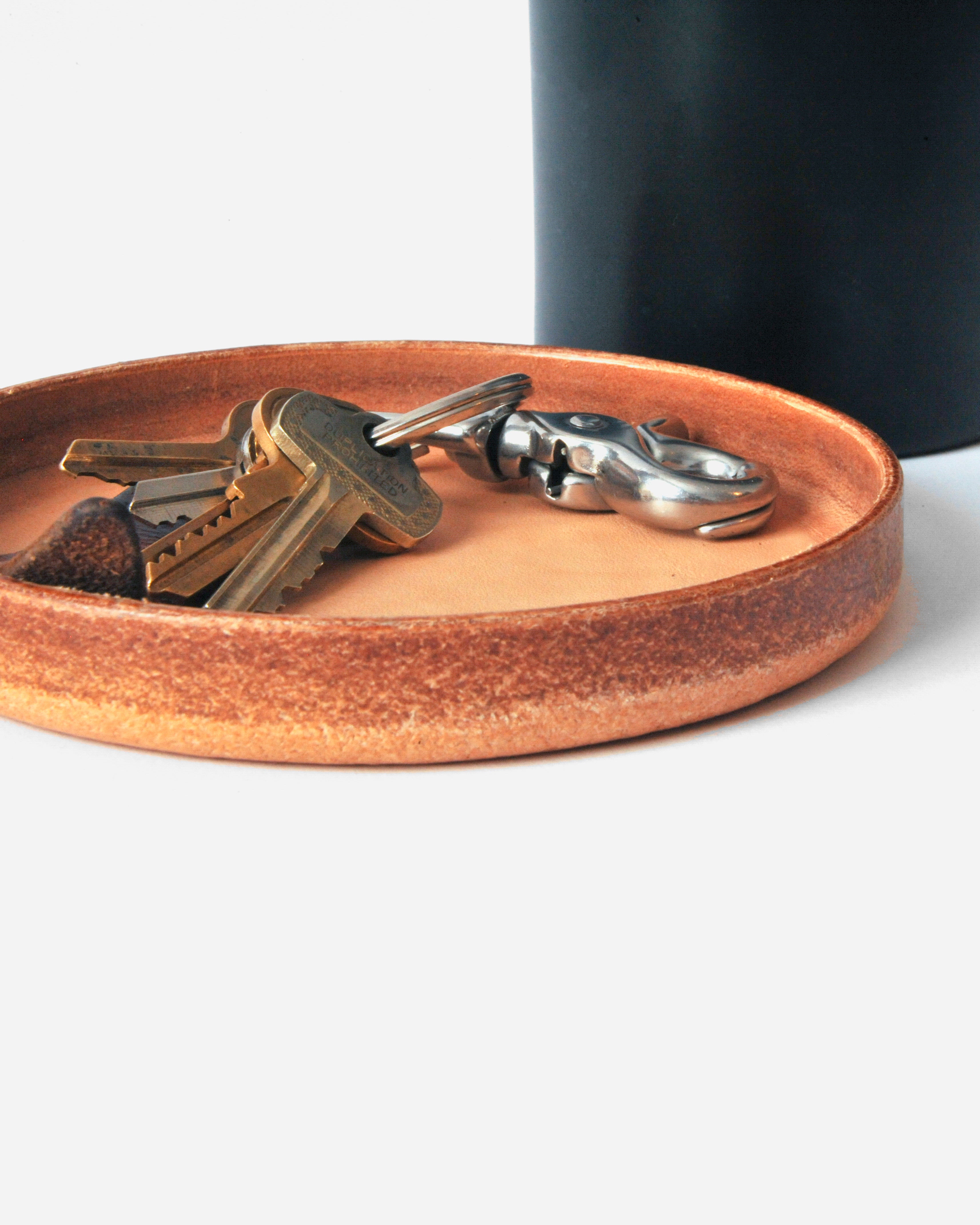Medium Round Leather Tray in Natural